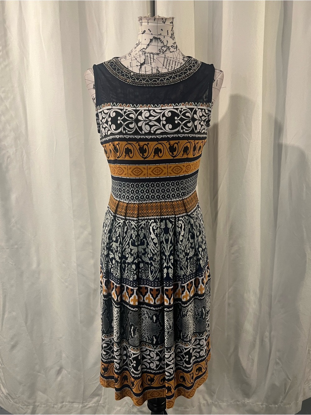 Sandra Darren Navy Blue and Gold Sleeveless Patterned Midi Dress